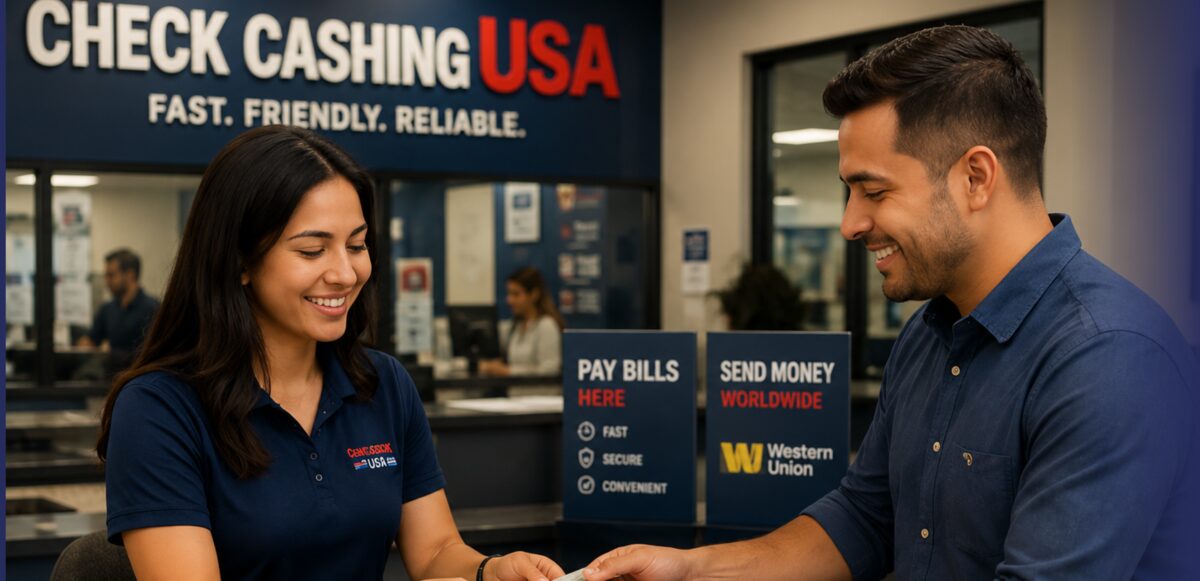 Cajera de Check Cashing USA ayudando a un cliente